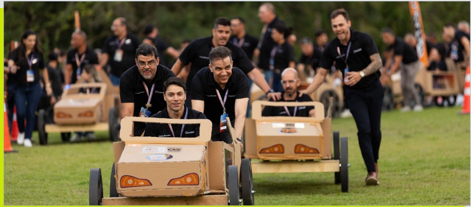 Equipe em atividade de team building do Grupo Netas